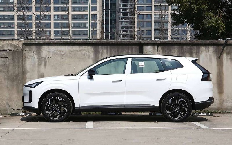 Volvo выпустила юбилейный кроссовер XC70 и сделала его доступнее на 40% Volvo выпустила юбилейный кроссовер XC70 и сделала его доступнее на 40%