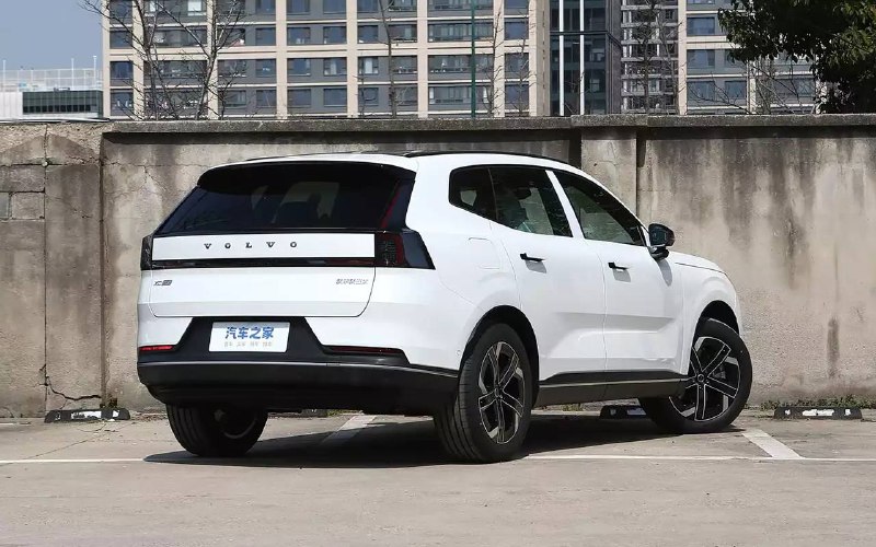 Volvo выпустила юбилейный кроссовер XC70 и сделала его доступнее на 40% Volvo выпустила юбилейный кроссовер XC70 и сделала его доступнее на 40%