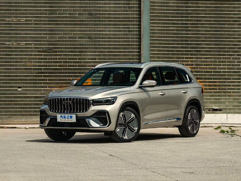 Geely представила доступный гибридный кроссовер с тремя экранами Geely представила доступный гибридный кроссовер с тремя экранами