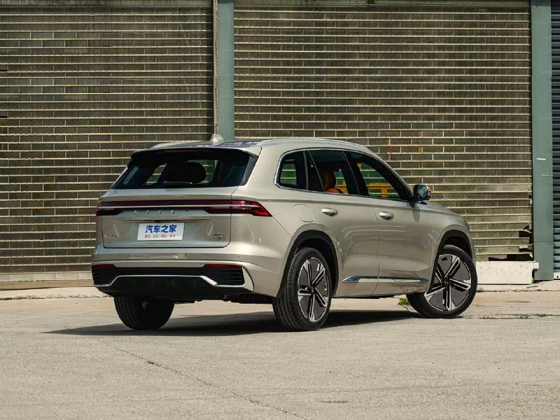 Geely представила доступный гибридный кроссовер с тремя экранами Geely представила доступный гибридный кроссовер с тремя экранами