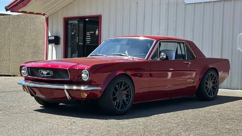 Классический Ford Mustang 1966 превратили в электрокар с автопилотом Tesla