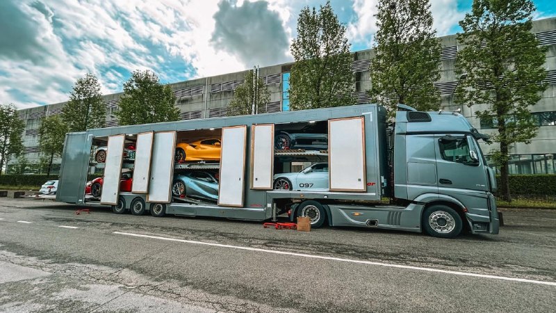 Работа автовоза: как перевозят легендарные машины Работа автовоза: как перевозят легендарные машины