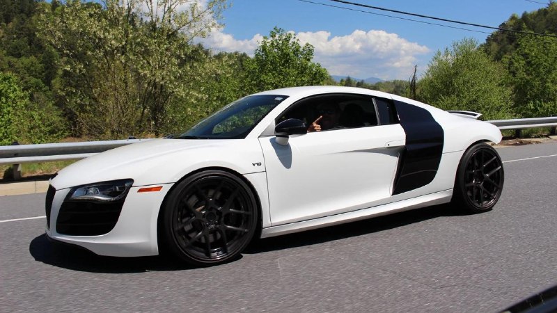 Редкую Audi R8 отдали за наборы Pokémon-карточек