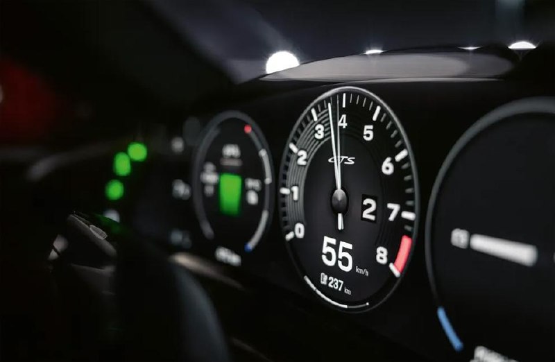 Porsche Taycan 2027: имитация КПП, улучшенная батарея и рекорд Нюрбургринга