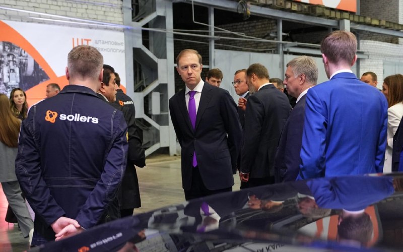 Новый внедорожник Sollers S9 показали вице-премьеру Денису Мантурову Новый внедорожник Sollers S9 показали вице-премьеру Денису Мантурову
