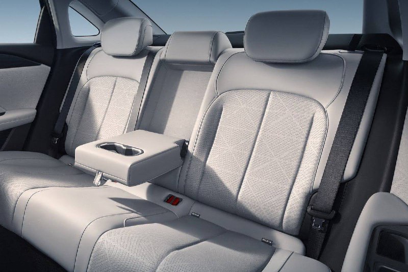 Geely Emgrand i-HEV: гибридный седан с рекордной экономичностью поступил в продажу в Китае Geely Emgrand i-HEV: гибридный седан с рекордной экономичностью поступил в продажу в Китае