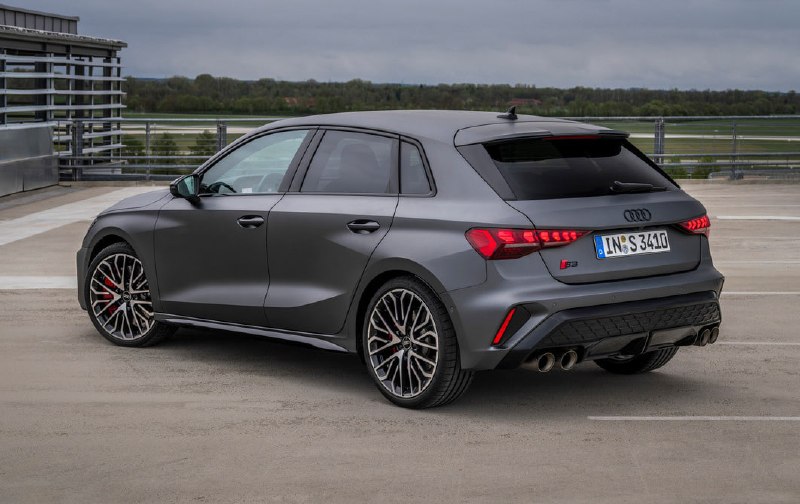 Audi обновила семейство A3: новый салон и больше электроники Audi обновила семейство A3: новый салон и больше электроники