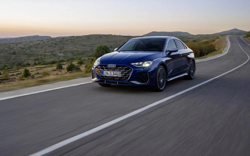 Audi представила обновленный A3 с новой цифровой панелью и отказом от кожи Audi представила обновленный A3 с новой цифровой панелью и отказом от кожи