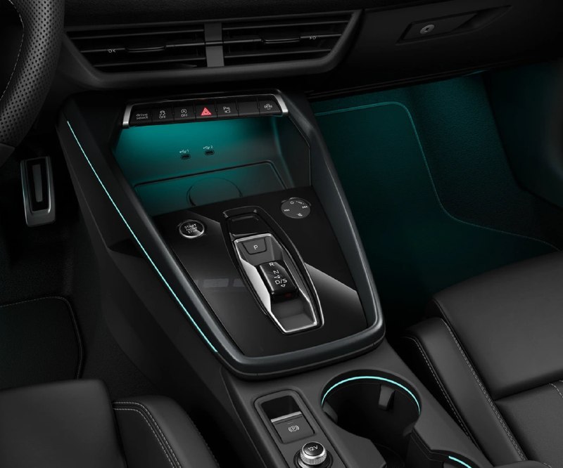 Audi представила обновленный A3 с новой цифровой панелью и отказом от кожи Audi представила обновленный A3 с новой цифровой панелью и отказом от кожи