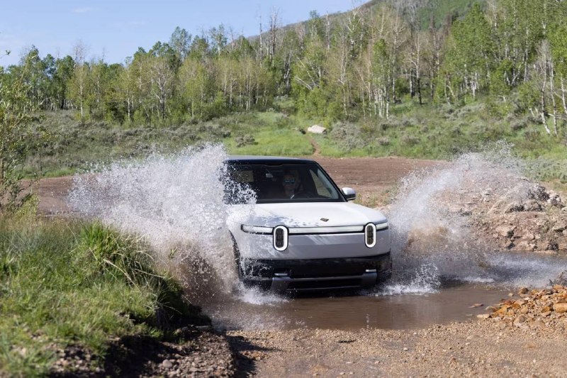 Rivian начала поставки электрического кроссовера R2 за $45 000 Rivian начала поставки электрического кроссовера R2 за $45 000
