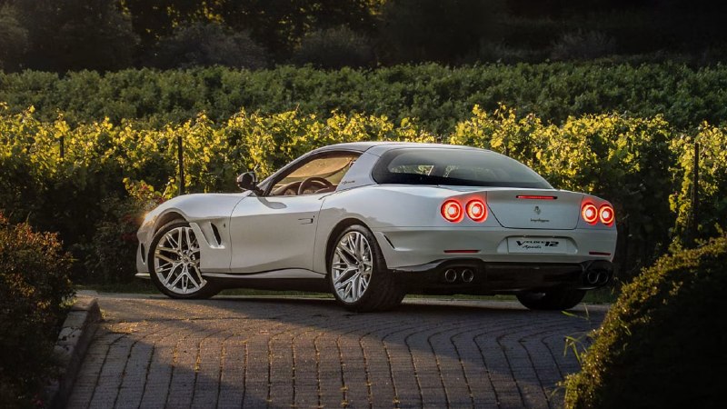 Touring Superleggera представила Veloce12 Aperta – уникальную таргу на базе Ferrari 550