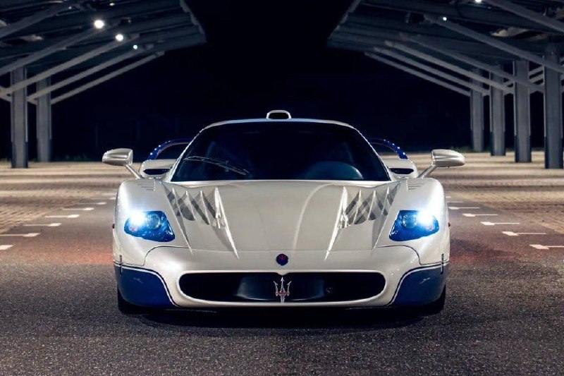 Редкий Maserati MC12 с пробегом 2024 км уйдет с молотка Редкий Maserati MC12 с пробегом 2024 км уйдет с молотка