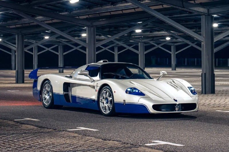 Редкий Maserati MC12 с пробегом 2024 км уйдет с молотка Редкий Maserati MC12 с пробегом 2024 км уйдет с молотка