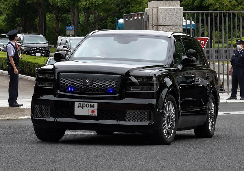 Премьер-министр Японии пересела на бронированный кроссовер Toyota Century Премьер-министр Японии пересела на бронированный кроссовер Toyota Century