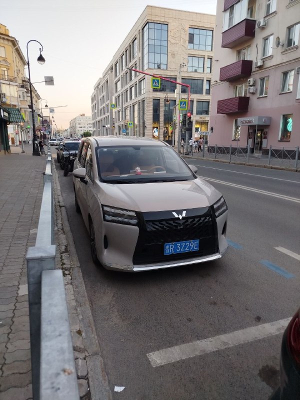 Просторный электромобиль Wuling Starlight 730 замечен в Казани
