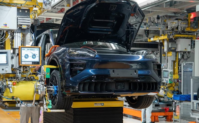 Porsche планирует сократить 4000 сотрудников из-за резкого падения прибыли Porsche планирует сократить 4000 сотрудников из-за резкого падения прибыли