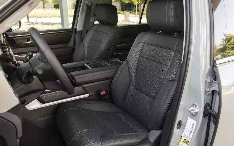 Toyota Sequoia третьего поколения появилась в России Toyota Sequoia третьего поколения появилась в России