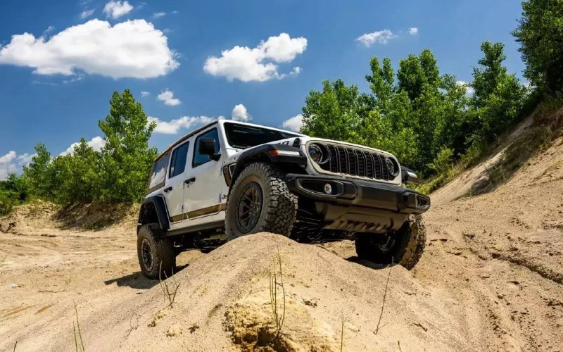 Jeep Wrangler Laredo вернулся, чтобы покорять пустыни Jeep Wrangler Laredo вернулся, чтобы покорять пустыни