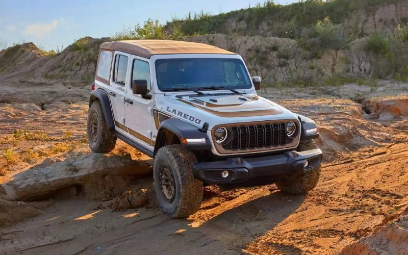 Jeep Wrangler Laredo вернулся, чтобы покорять пустыни Jeep Wrangler Laredo вернулся, чтобы покорять пустыни