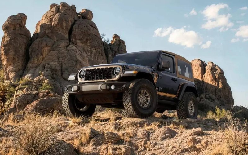 Jeep Wrangler Laredo вернулся, чтобы покорять пустыни Jeep Wrangler Laredo вернулся, чтобы покорять пустыни