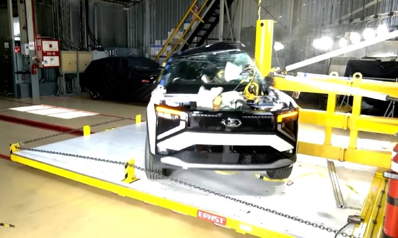 LADA Azimut прошёл дополнительный краш-тест об столб: водитель не пострадал LADA Azimut прошёл дополнительный краш-тест об столб: водитель не пострадал