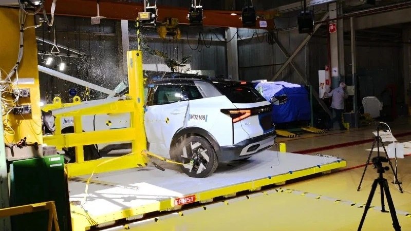 LADA Azimut прошёл дополнительный краш-тест об столб: водитель не пострадал LADA Azimut прошёл дополнительный краш-тест об столб: водитель не пострадал
