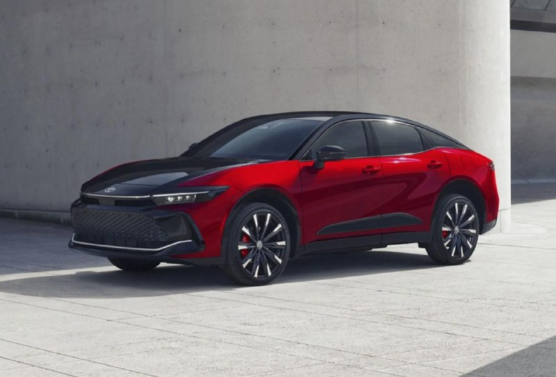 Toyota Crown: рестайлинговый кросс-седан с новой гибридной системой