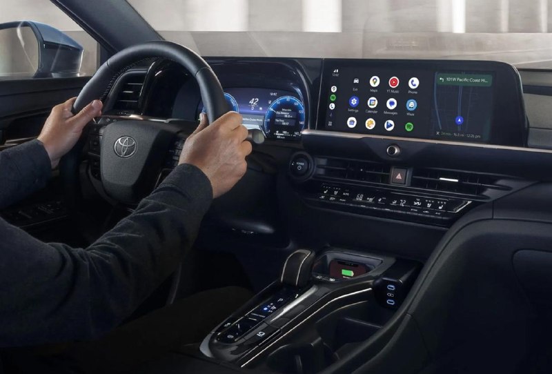 Toyota Crown: рестайлинговый кросс-седан с новой гибридной системой