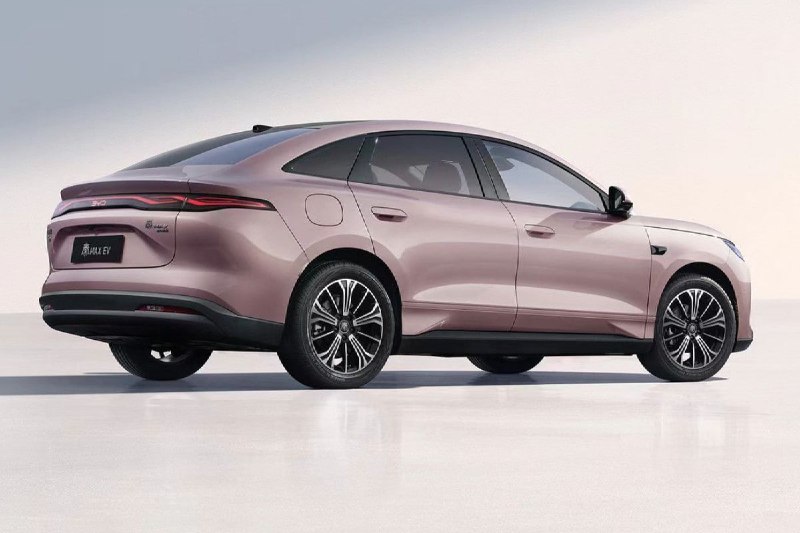 BYD Qin Max станет флагманом семейства доступных седанов