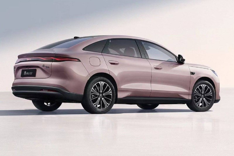 BYD Qin Max: флагманский седан с гибридной и электрической версиями BYD Qin Max: флагманский седан с гибридной и электрической версиями