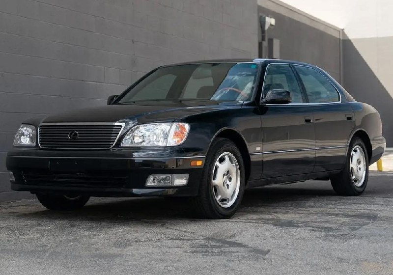 Lexus LS400 2000 года с пробегом всего 2 400 км выставлен на аукцион Lexus LS400 2000 года с пробегом всего 2 400 км выставлен на аукцион