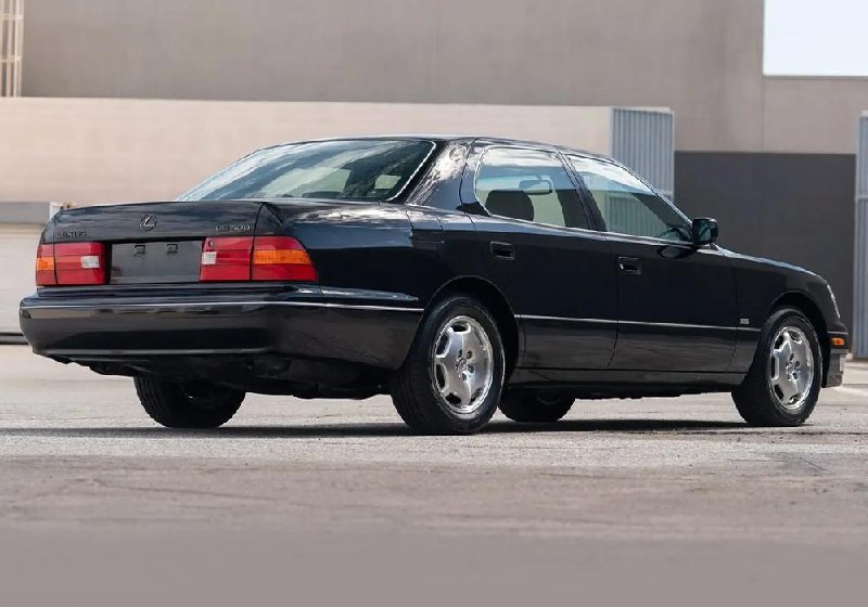 Lexus LS400 2000 года с пробегом всего 2 400 км выставлен на аукцион Lexus LS400 2000 года с пробегом всего 2 400 км выставлен на аукцион