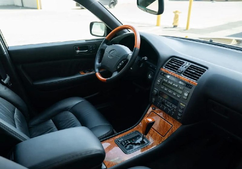 Lexus LS400 2000 года с пробегом всего 2 400 км выставлен на аукцион Lexus LS400 2000 года с пробегом всего 2 400 км выставлен на аукцион