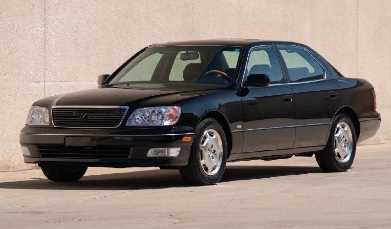 Lexus LS 400 2000 года с пробегом 2400 км выставлен на аукцион в США