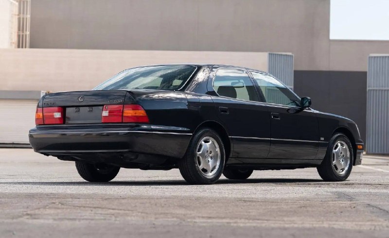 Lexus LS 400 2000 года с пробегом 2400 км выставлен на аукцион в США
