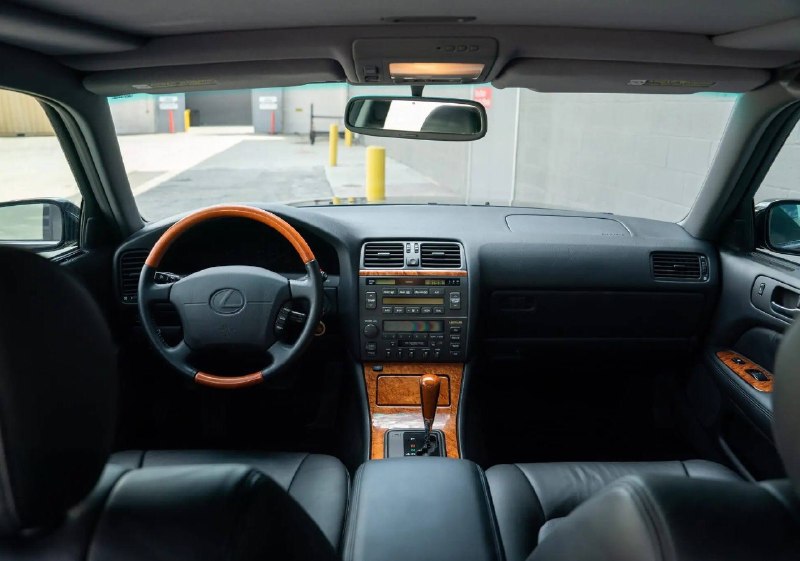 Lexus LS 400 2000 года с пробегом 2400 км выставлен на аукцион в США