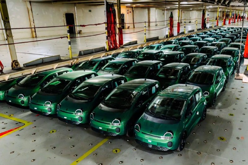 Renault привезла в Великобританию сотню Twingo E-Tech для предпоказного осмотра
