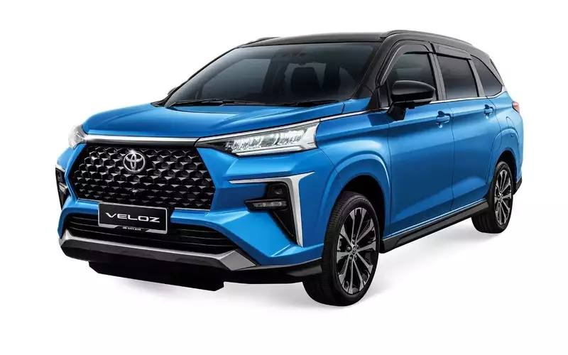 В Россию по параллельному импорту привозят семиместный Toyota Veloz от 2,45 млн рублей