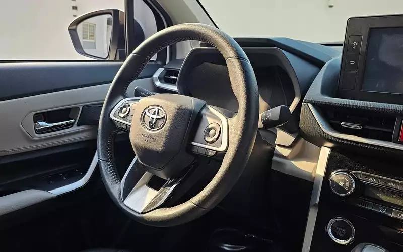 В Россию по параллельному импорту привозят семиместный Toyota Veloz от 2,45 млн рублей