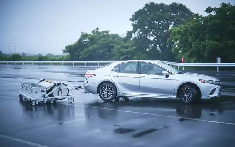 Toyota придумала губчатый валик для сушки асфальта на автополигоне Toyota придумала губчатый валик для сушки асфальта на автополигоне