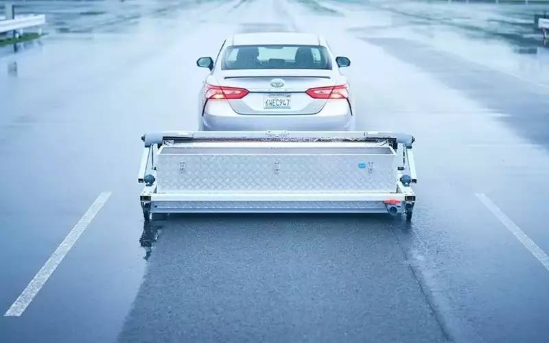 Toyota придумала губчатый валик для сушки асфальта на автополигоне Toyota придумала губчатый валик для сушки асфальта на автополигоне