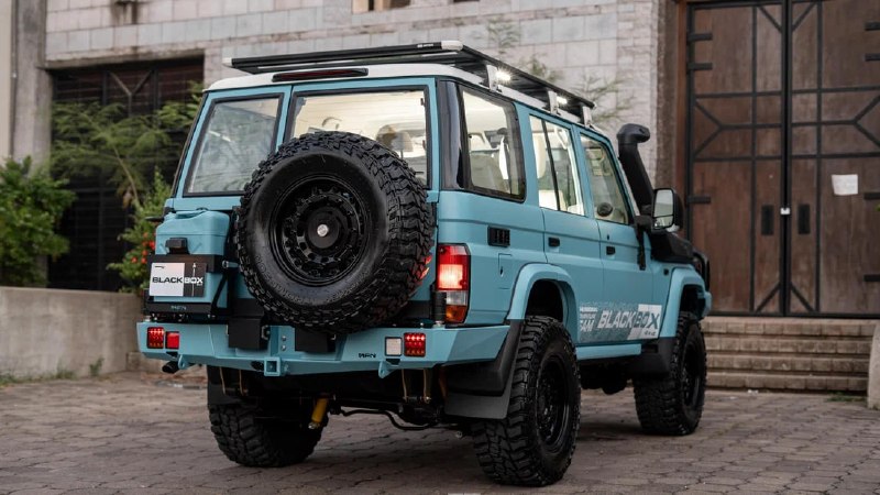 Уникальный Toyota Land Cruiser 76: подготовка к бездорожью и комфорт от Black Box 4x4 Уникальный Toyota Land Cruiser 76: подготовка к бездорожью и комфорт от Black Box 4x4