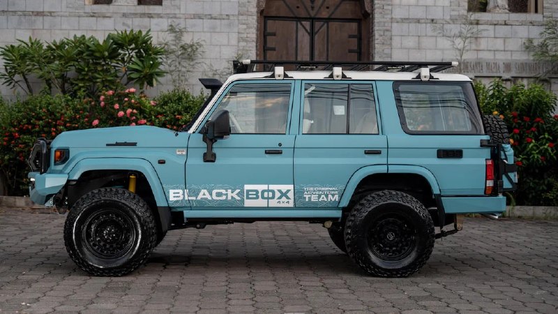 Уникальный Toyota Land Cruiser 76: подготовка к бездорожью и комфорт от Black Box 4x4 Уникальный Toyota Land Cruiser 76: подготовка к бездорожью и комфорт от Black Box 4x4