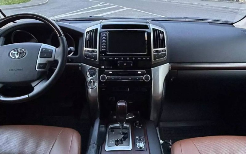 В Москве продают Toyota Land Cruiser 200 2014 года с пробегом 11 тысяч км за 9,4 млн рублей В Москве продают Toyota Land Cruiser 200 2014 года с пробегом 11 тысяч км за 9,4 млн рублей
