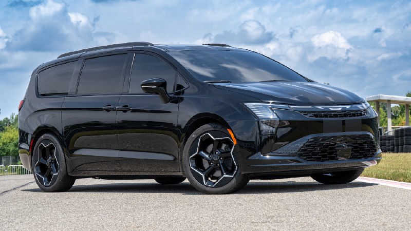 Chrysler показал спортивные концепты на базе минивэна Pacifica