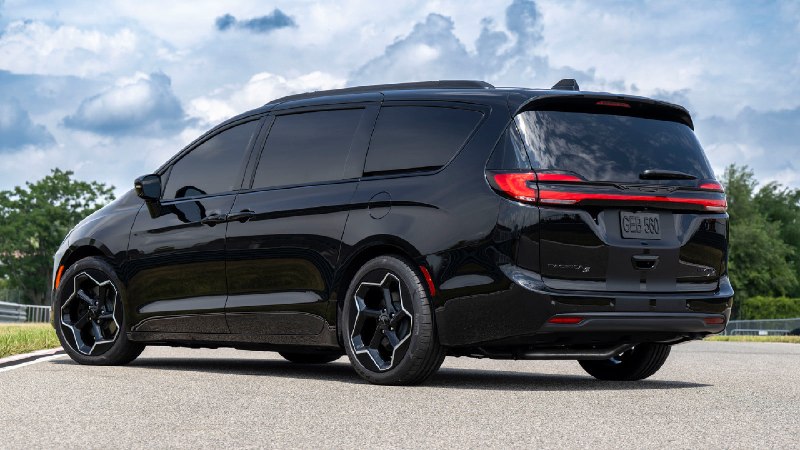 Chrysler показал спортивные концепты на базе минивэна Pacifica