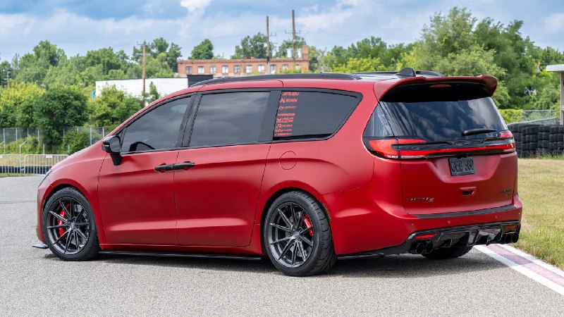 Chrysler показал спортивные концепты на базе минивэна Pacifica