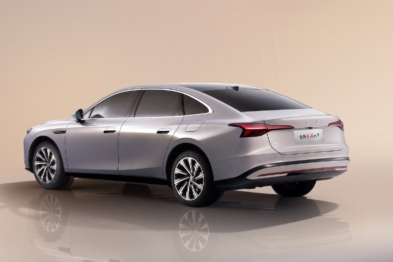 Новый Hongqi H7: 657-сильный гибрид с полным приводом