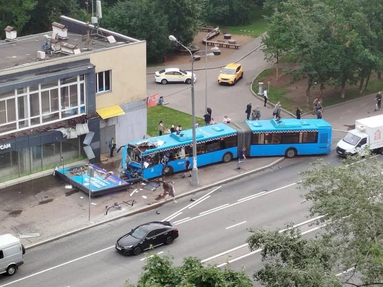 Российские автомобили выдержали удар в ДТП с автобусом на Нижегородской улице Российские автомобили выдержали удар в ДТП с автобусом на Нижегородской улице