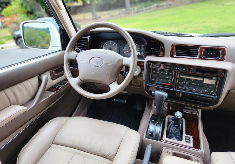 Toyota Land Cruiser 80 с пробегом 7500 км продан за 130 000 долларов